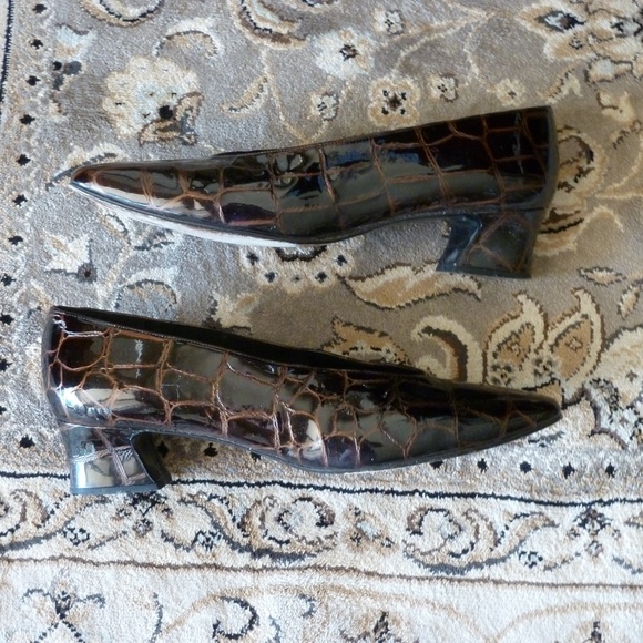 Stuart Weitzman Brown Croc Pumps EUC - Picture 4 of 6